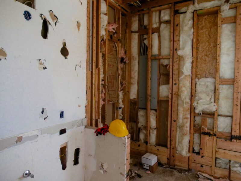 Spray Foam vs Fiberglass Insulation: A Comparison